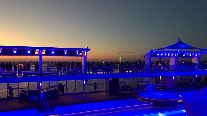 Blau beleuchteter Pool, strahlende Freihheitsstatue im Sonnenuntergang - es gibt schlechtere Momente im Urlaub.