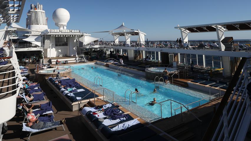Strahlend blauer Himmel und der längste Pool auf einem Kreuzfahrtschiff. So lassen sich Seetage gut aushalten.