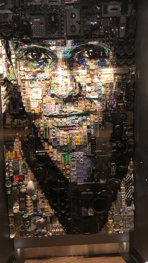 Erkennen Sie ihn? Das Portrait von Udo Lindenberg, gefertigt aus Knöpfen und anderen Plastikteilen, gehört zu den zahlreichen Kunstwerken auf der Mein Schiff 6.