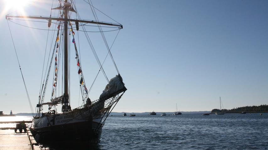 Landausflug in Saint John, das zur kanadischen Provinz New Brunswick gehört. Das historische Segelschiff Jolly Breeze liegt ein stück entfernt in St, Andrews und nimmt Touristen zur Walbeobachtungstour mit.