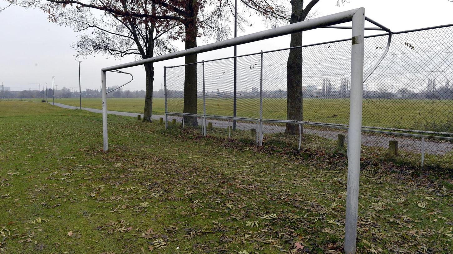 Hier will niemand mehr Fußball spielen: Auch die Sportplätze im im Wiesengrund sind leer.