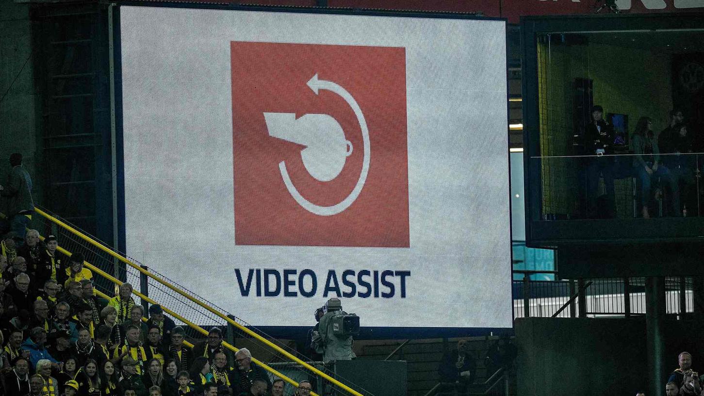 Bei diesem Bild auf der Videoleinwand geht in der Bundesliga ein Raunen durch das Stadion: Was darf der Video-Assistent, was nicht?