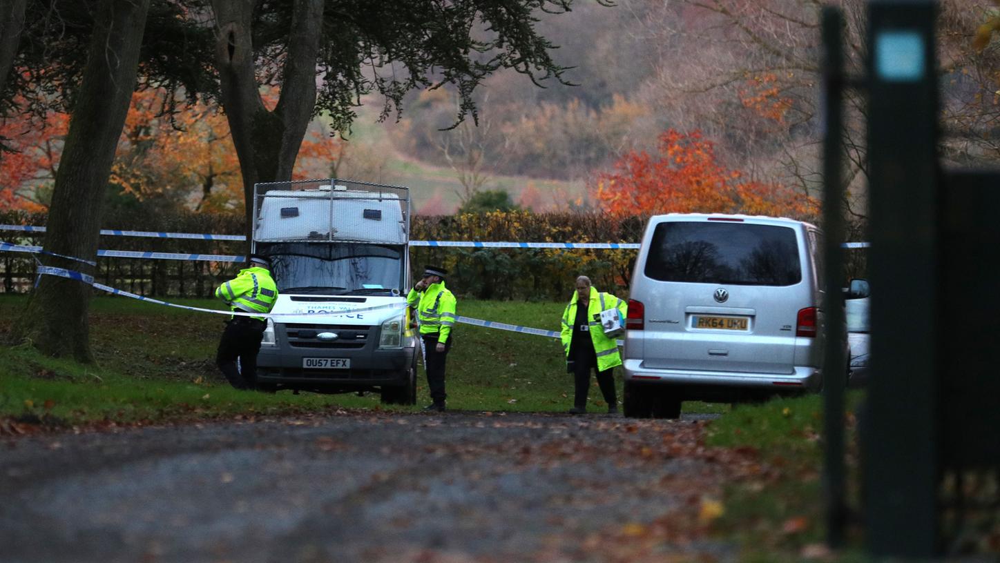 Polizisten sperren am 17.11.2017 bei Waddesdon (Großbritannien) eine Straße ab. Ein Hubschrauber und ein Flugzeug sind am Freitag im englischen Luftraum zusammengestoßen. Der Unfall soll sich um die Mittagszeit nahe Aylesbury in der Grafschaft Buckinghamshire nordwestlich von London ereignet haben.