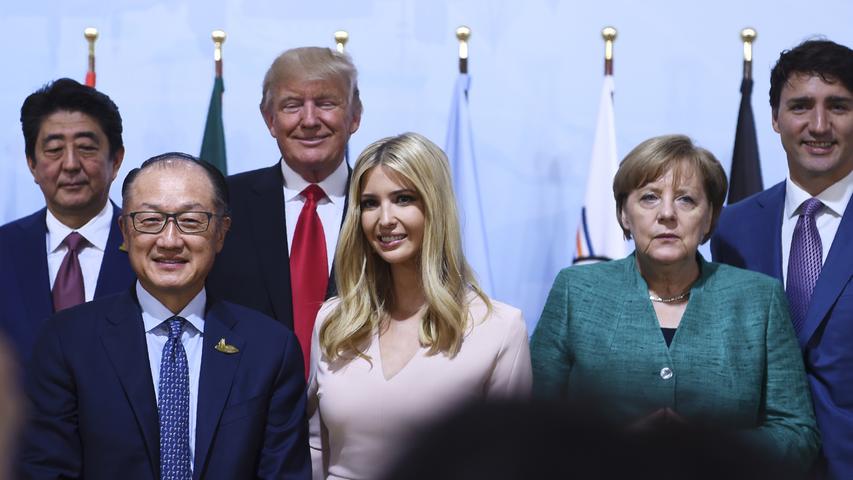 Eine der engsten Vertrauten des Präsidenten ist seine Tochter aus erster Ehe, Ivanka. Sie hat zwar keinen offiziellen Posten, aber als Beraterin ein Büro im Weißen Haus. Und sie ist bei vielen Spitzentreffen dabei. Auch im Kreise von Staatschefs, wie hier am Rande des G20-Gipfels im Juli 2017 in Hamburg. Mit dabei (von links nach rechts):  Shinzo Abe, Ministerpräsident von Japan, der Präsident der Weltbank, Jim Yong Kim, Ivankas Vater Donald Trump,  Bundeskanzlerin Angela Merkel und Justin Trudeau, Premierminister von Kanada.