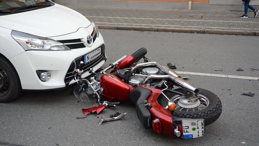 Schwerer Unfall in Fürth: 80-Jährige übersieht Motorrad