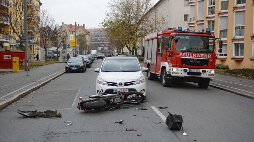 Schwerer Unfall in Fürth: 80-Jährige übersieht Motorrad