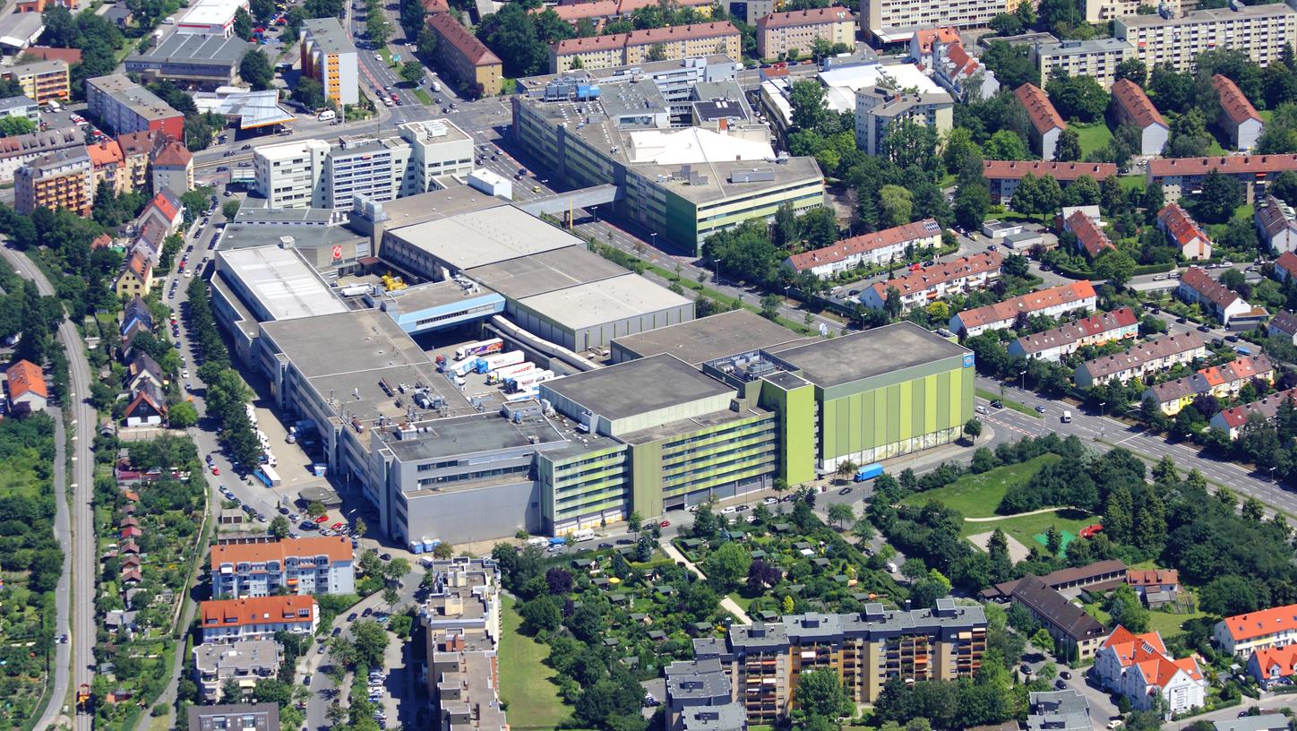 Das ehemalige Schöller-Gelände wird vom Nordwestring geteilt und gehört heute zwei Unternehmen. Die Kühlhäuser im Norden besitzt Froneri-Schöller und die Produktionshallen im Süden DMK. 