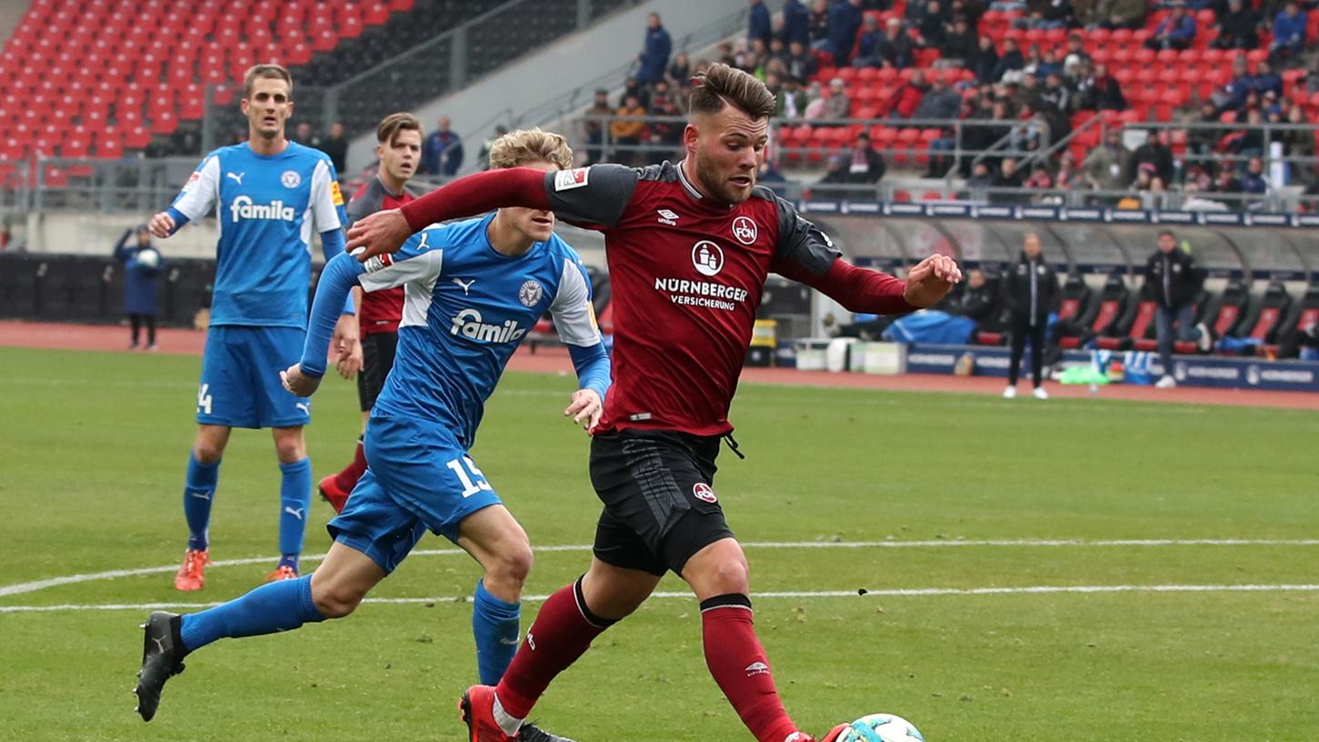 Wie Eduard Löwen hier Johannes van den Bergh, muss auch der Club den Kieler Störchen im Saison-Endspurt davonlaufen, wenn es mit dem Aufstieg klappen soll. Beide Teams werden sich noch einmal mit Spitzenreiter Düsseldorf messen, der FCN muss außerdem noch einmal auswärts in Kiel ran.