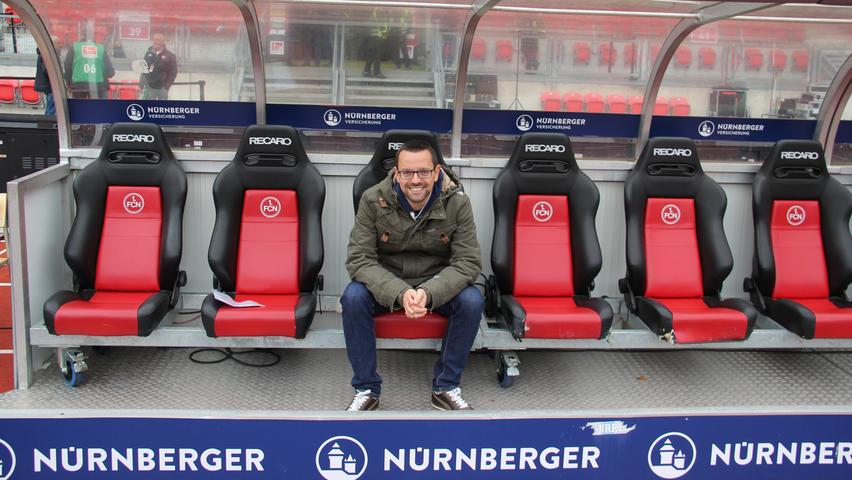 Einmal dort sitzen, wo sonst nur Coach Michael Köllner und Co. Platz nehmen dürfen - Bernd gefällt es, aber seiner Meinung nach würde er sich als Club-Trainer öfter den Kopf an der nicht gerade hohen Auswechselbank stoßen.