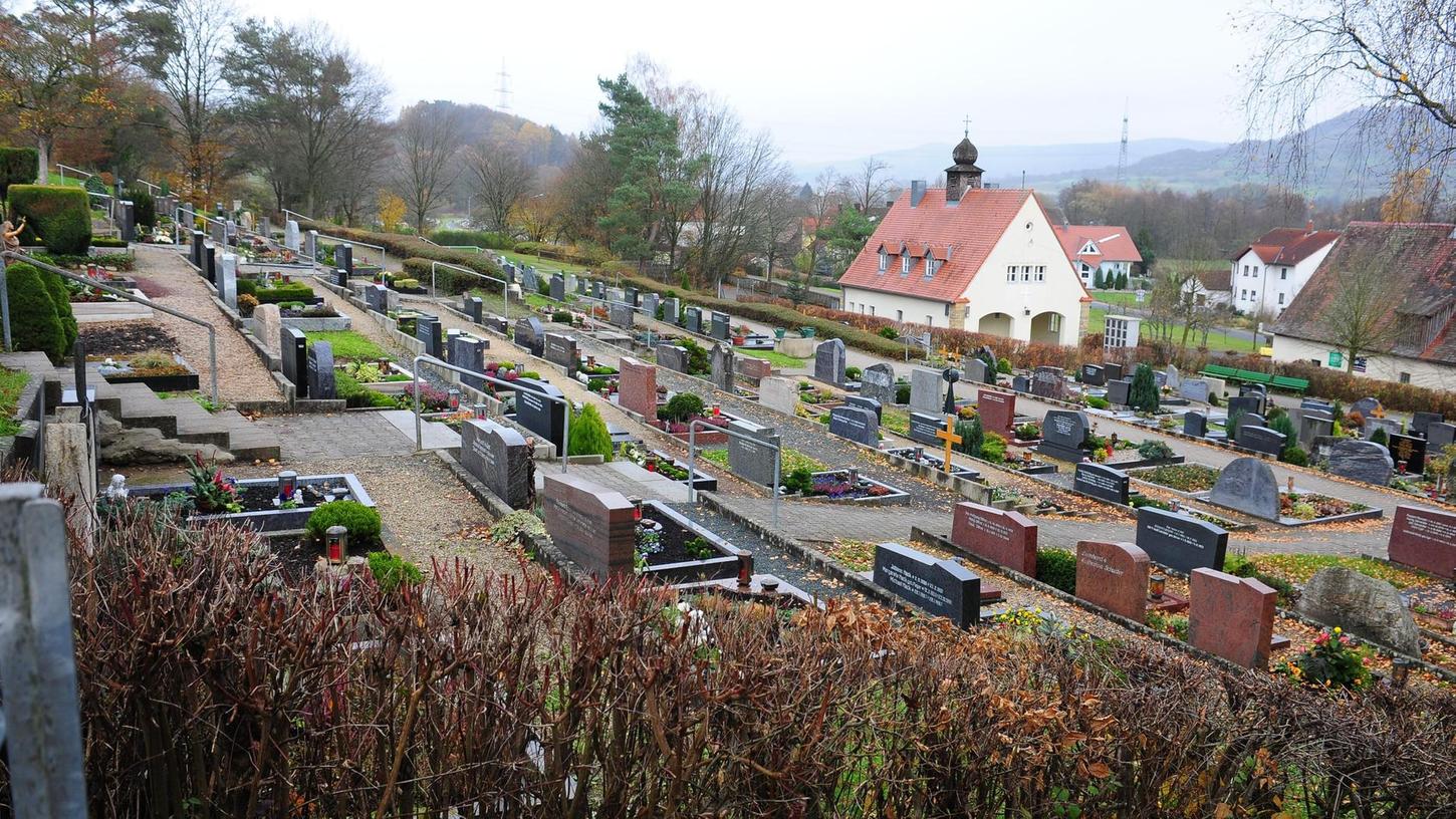 Reuther Friedhof: Gräber stehen im Wasser