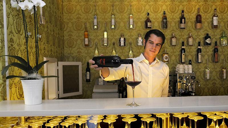 Die Weinkarte ist üppig, vieles kommt aus Franken, das meiste aus Deutschland: Nils Bernau schenkt im «Weinstockwerk» einen gepflegten Roten ein.