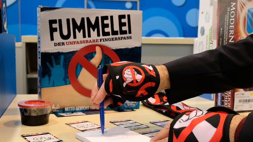 Handicap an den Händen: Das Spiel "Fummelei" verspricht Experten zufolge lustige Runden auch im reinen Erwachsenen-Kreis.