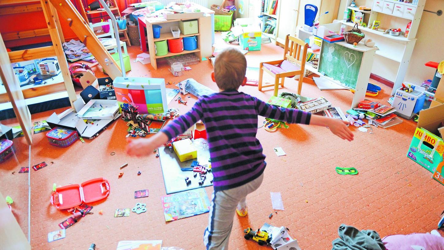 Chaos im Kinderzimmer entsteht schnell. Deshalb sollten Eltern zusammen mit ihren Kindern am Abend konsequent aufräumen.