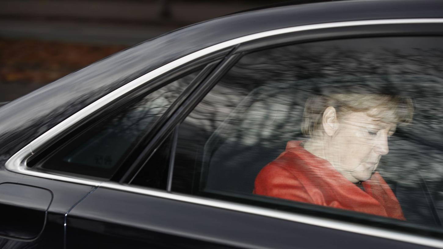 Den Blick nach unten gerichtet: Angela Merkel verlässt nach dem Gespräch mit Bundespräsident Frank-Walter Steinmeier Schloss Bellevue. Sie war dort nicht als Wahlsiegerin aufgetreten, sondern als eine Frau, die sich vom Staatsoberhaupt helfen lassen muss.