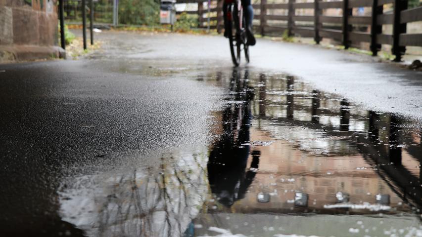 21. November: An einem regnerischen Dienstag gilt es, selbst in trüben Pfützen das Schöne zu sehen: Teile des Nürnberger Tratzenzwingers spiegeln sich im Regenwasser.