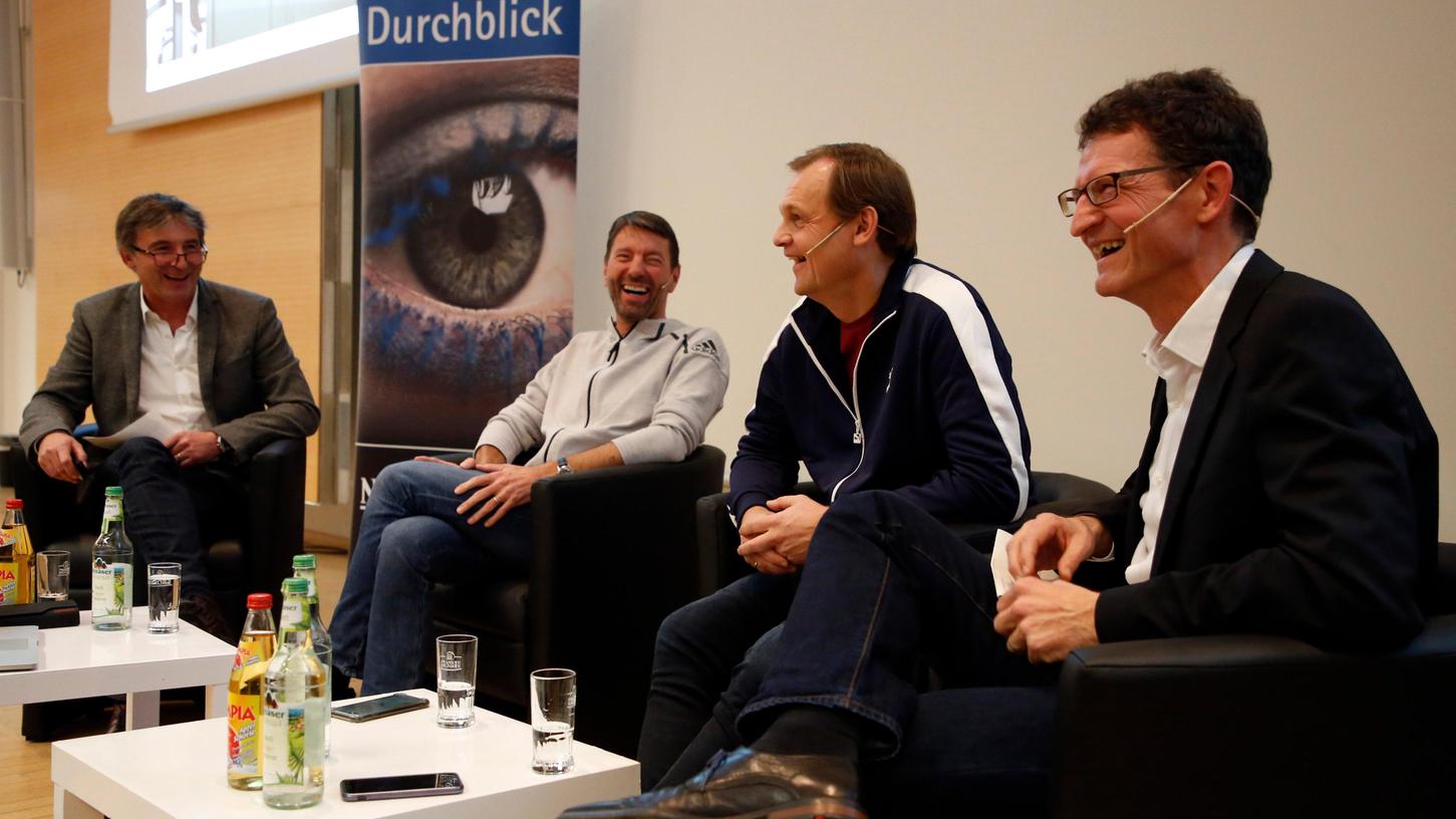Zwei Vorstandsvorsitzende mit Humor: Kasper Rorsted (Adidas) und Björn Gulden (Puma) stellten sich am Dienstagabend in Nürnberg nicht nur den Fragen von NN-Chefredakteur Michael Husarek (ganz rechts) und Kurt Heidingsfelder (links), Leiter des NN-Leserforums.