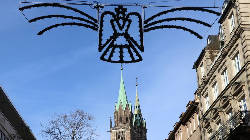 22. November: Strahlender Sonnenschein und festlicher Stadtschmuck passen durchaus gut zusammen. Der Lorenzkirche steht ihr Engel auf jeden Fall.