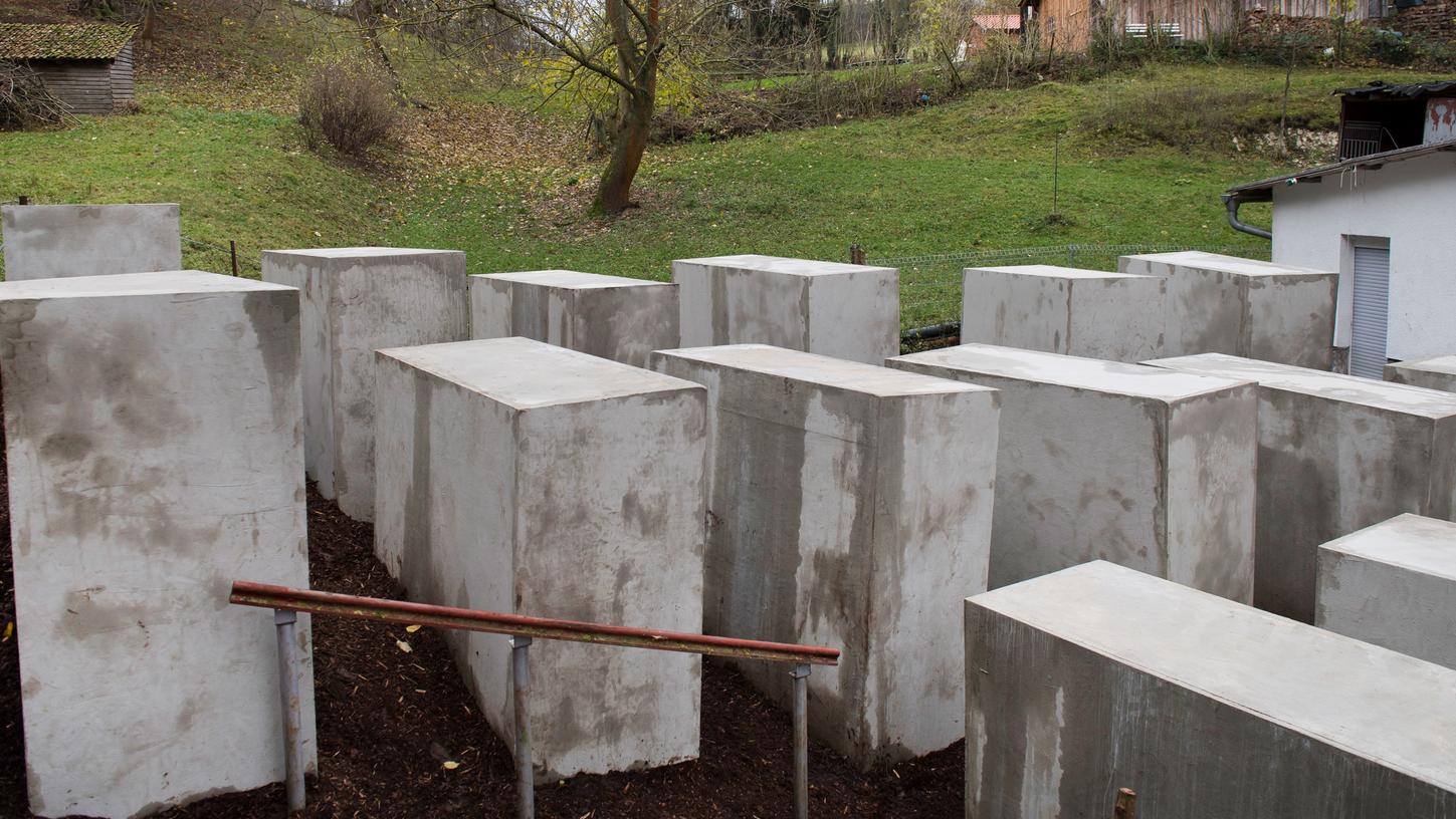 Um dieses Kunstwerk geht es: Das "Denkmal der Schande", ein verkleinerter Nachbau des Berliner Holocaust-Mahnmals, war von der Künstlergruppe in der Nähe des Grundstücks von AfD-Politiker Höcke aufgestellt worden.