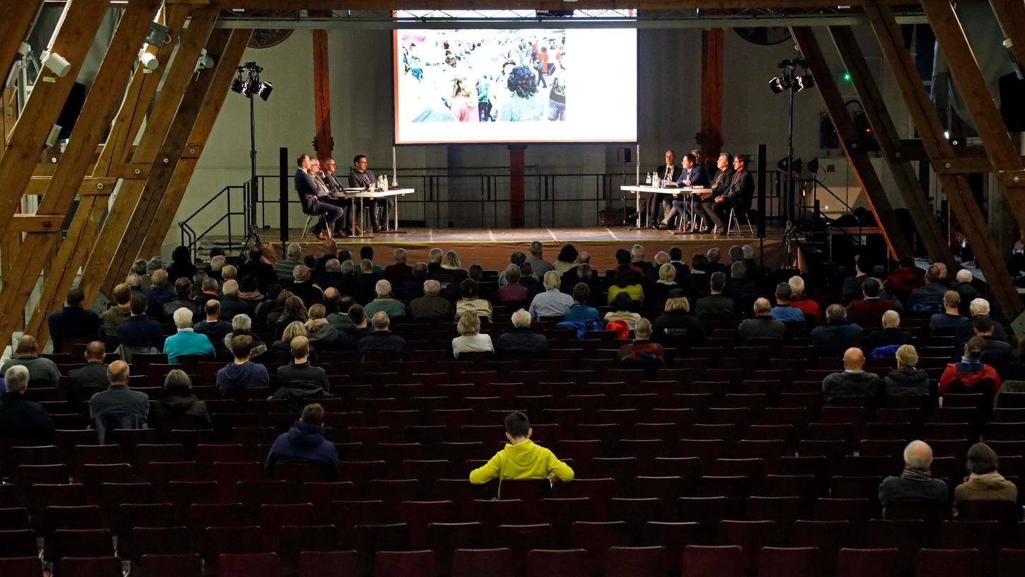 Bürgerversammlung in Jurahalle: Detaillierte Berichte vor leeren Reihen