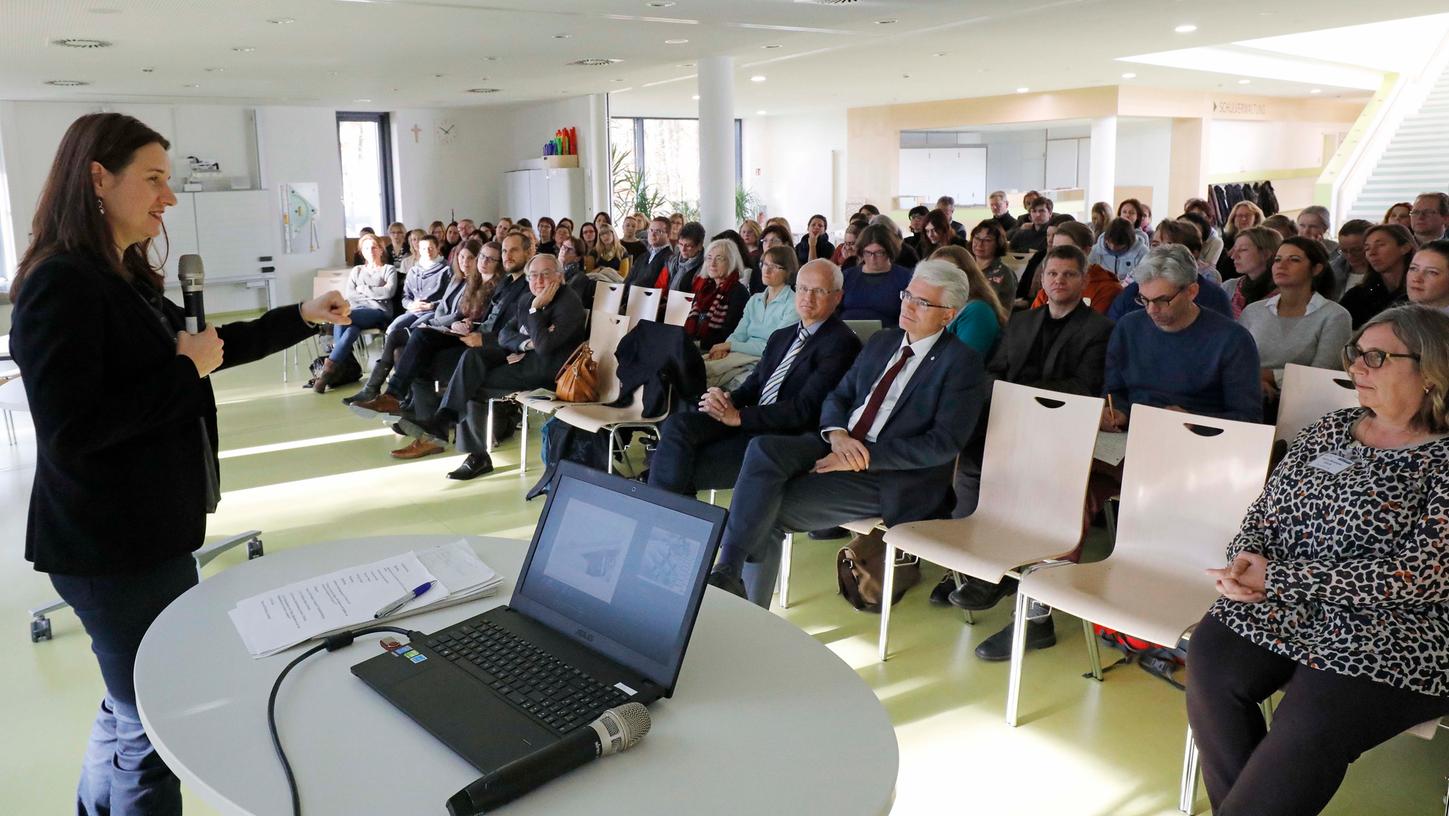 Professor Kerstin Wagner betont in ihrem Vortrag, dass Digitalisierung in der Schule kein Selbstzweck sein darf. Professor Kerstin Wagner betont in ihrem Vortrag, dass Digitalisierung in der Schule kein Selbstzweck sein darf.