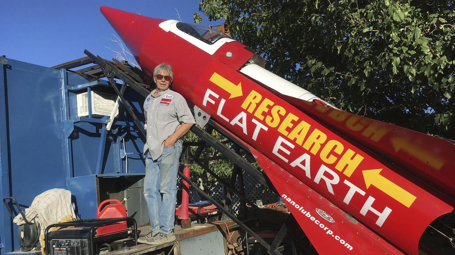 Mike Hughes hat sich mit einer selbstgebauten Rakete 570 Meter in die Luft geschossen, um zu beweisen, dass die Erde flach ist.