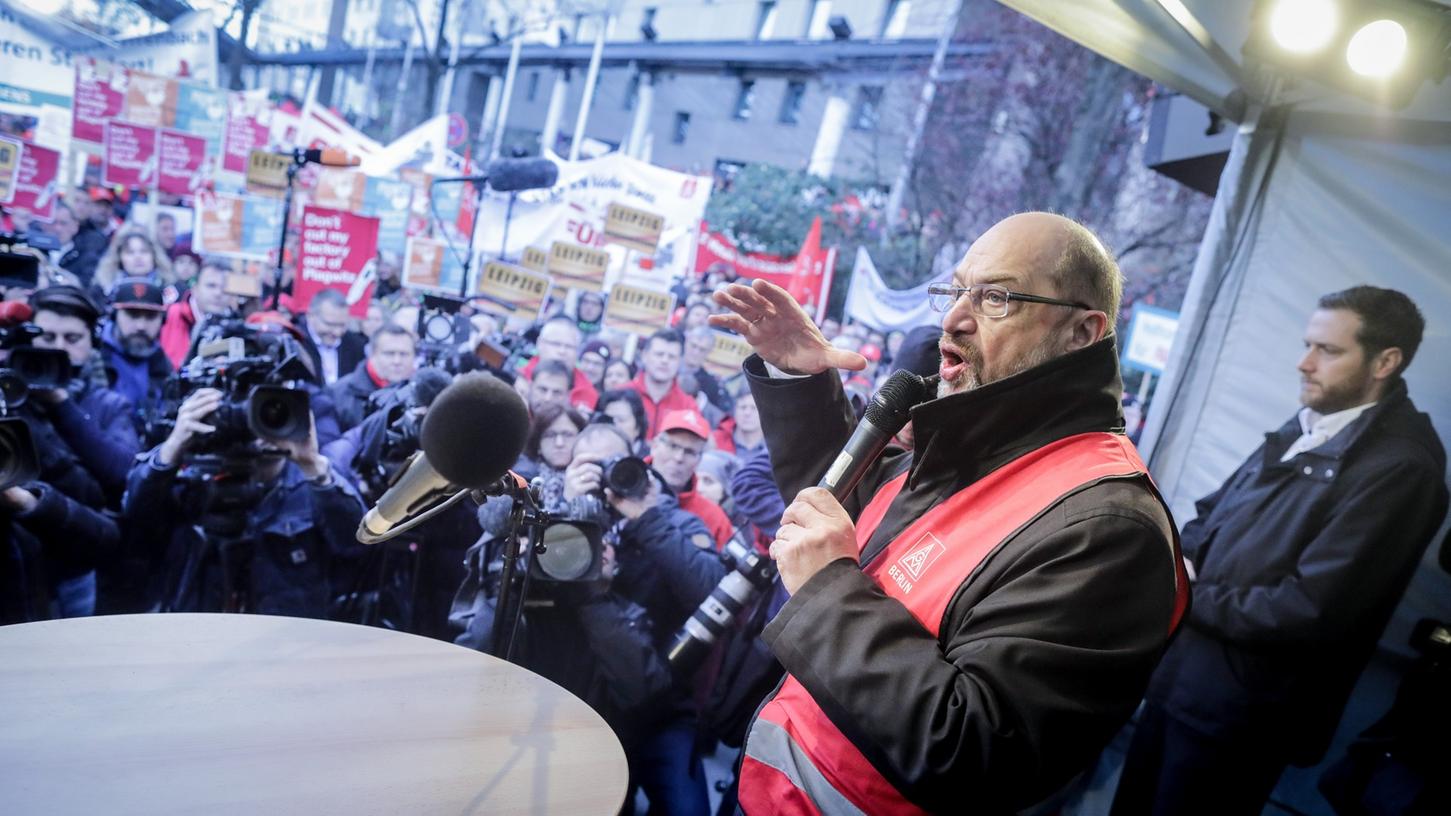 In Berlin sprach der SPD-Parteivorsitzende Martin Schulz am Rande der Siemens-Betriebsrätetagung der IG-Metall zu den demonstrierenden Beschäftigten.