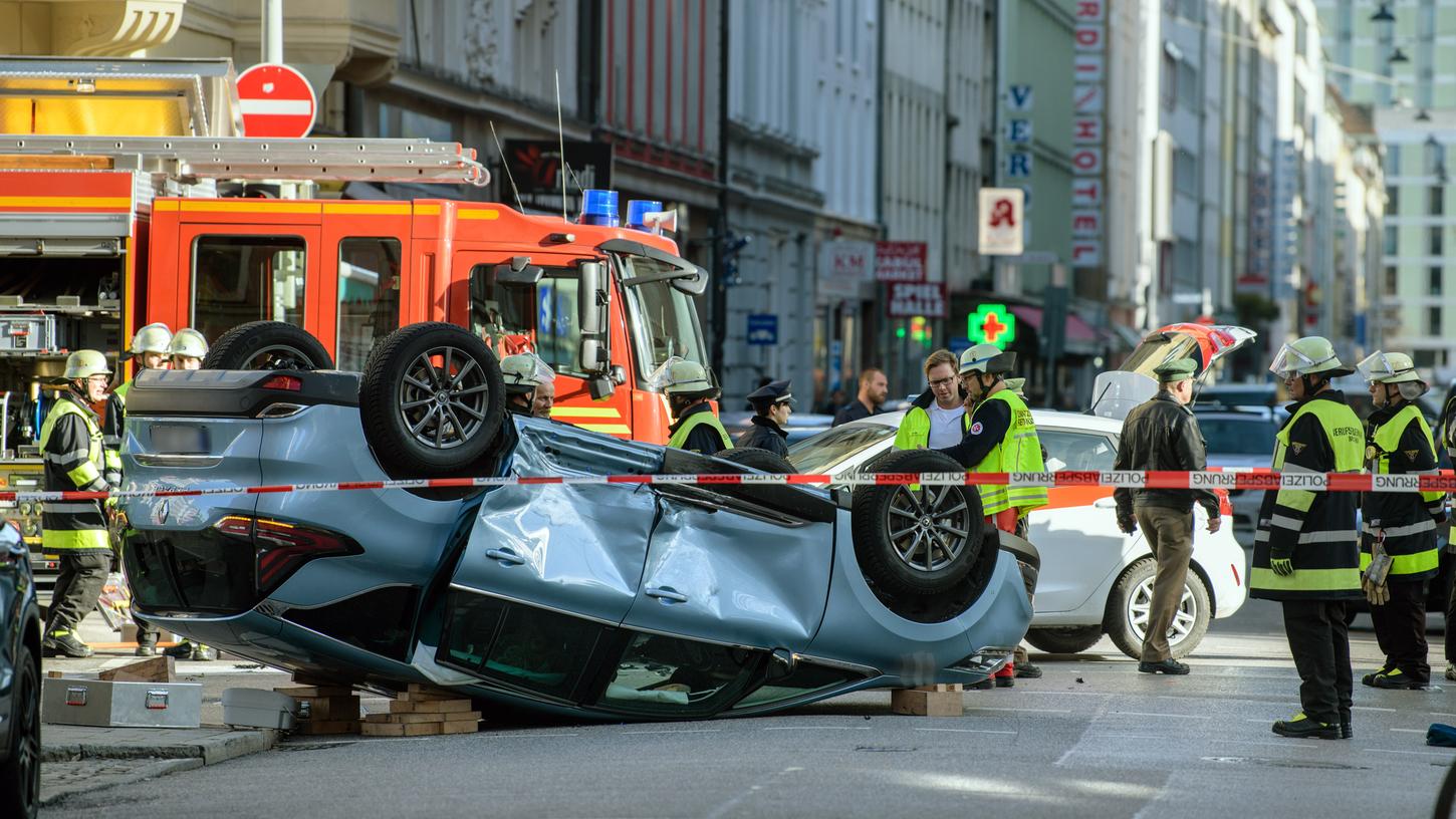 Nachdem sich in der Münchner Innenstadt ein schwerer Unfall abgespielt hat, behinderten fast 250 Gaffer die Arbeit der Rettungskräfte.