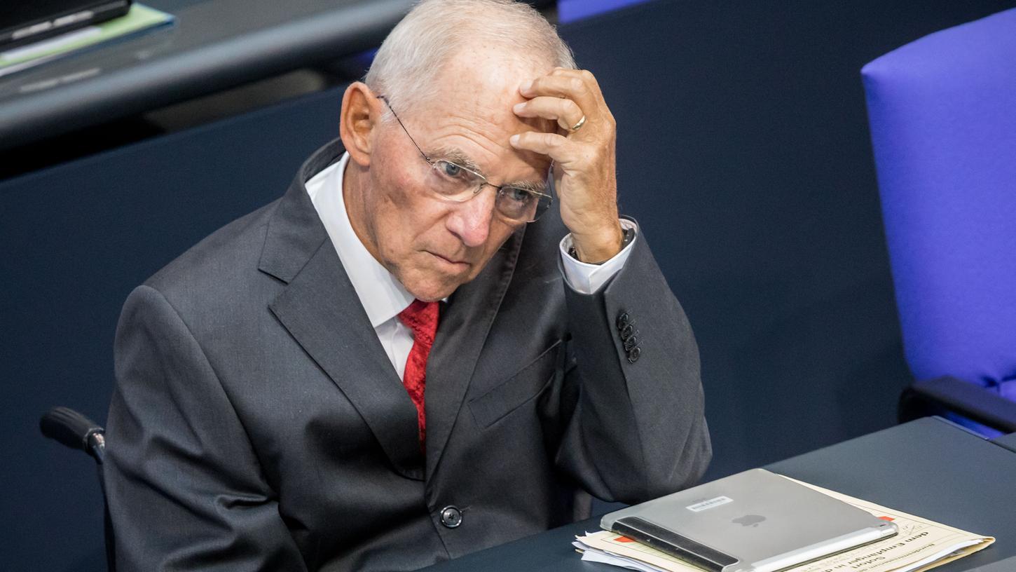 Das Twittern aus dem Bundestag wird Wolfgang Schäuble zu viel. Er fordert die Poltiker zu mehr Ordnung auf.