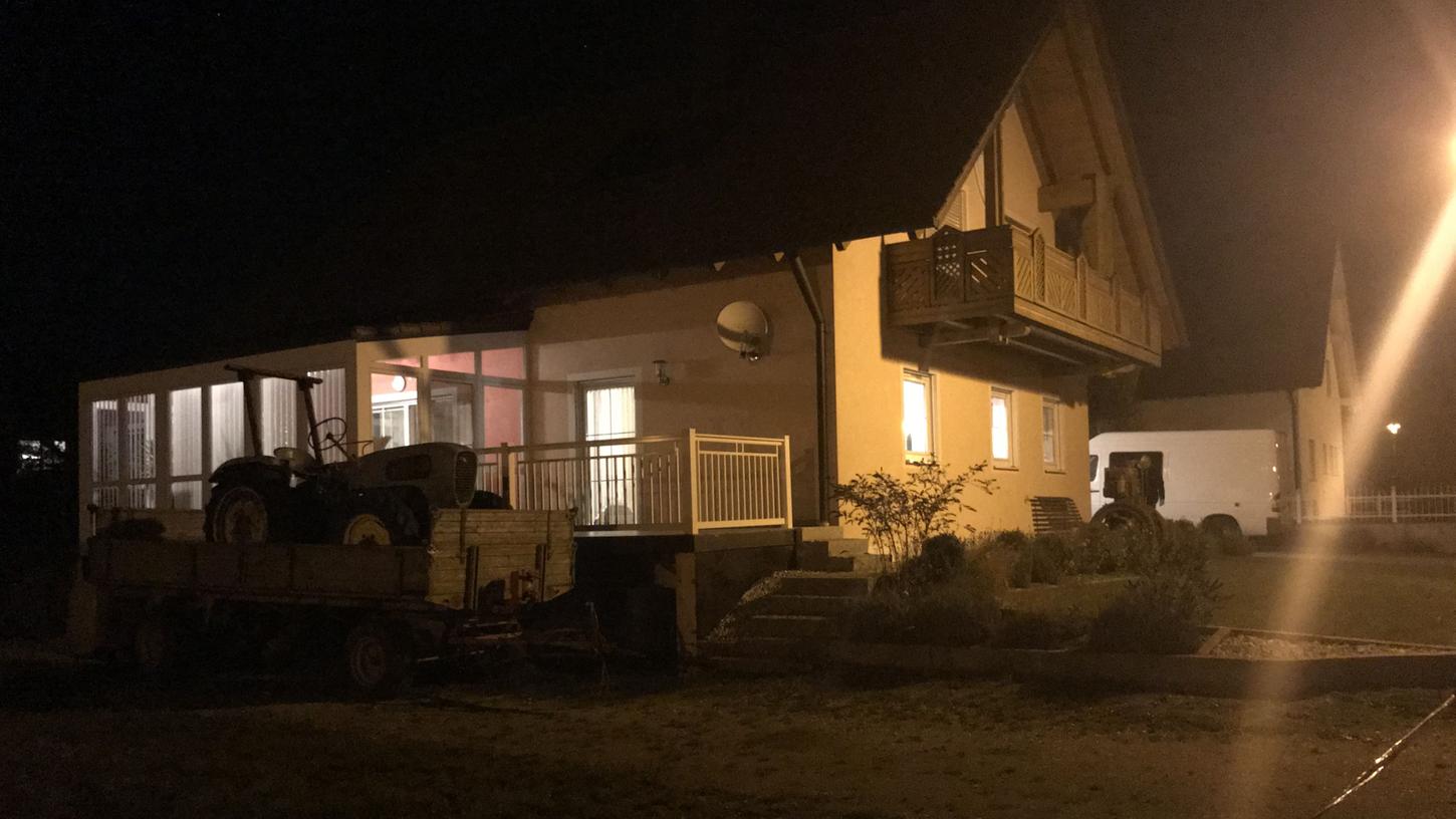 In dem Wohnhaus in der Hochrainstraße kam es am Donnerstagnachmittag zu einem schrecklichen Familiendrama. EIn 60-Jähriger wird verdächtigt, auf seine Frau eingestochen zu haben.