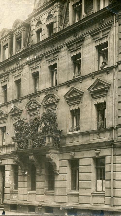 Balkone zur Straße waren früher in Nürnberg selten. Vielleicht verrät dieses Detail die Anschrift des 1912 fotografierten Hauses?
