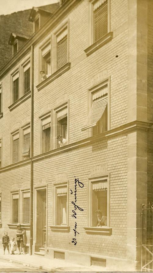 Die Verfasserin dieser Karte berichtete Fräulein Meßeläuser 1911 von ihrem neuen Zuhause mit der Nr. 11. In welcher Straße es lag, verriet sie nicht.