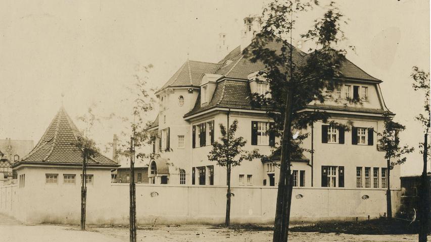Noble Villa, leider ohne Adresse. Die Karte wurde 1912 im Postamt an der Holzschuherstraße aufgegeben.