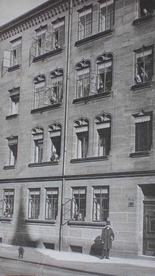Ein Sandsteinhaus mit der Nr. 15 im Nürnberger Stil. Das Schild an der Einfahrt ließ sich auch mit der Lupe nicht entziffern.