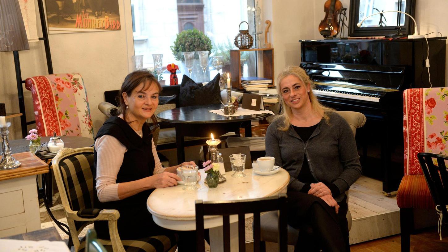 Feierten am Samstag den zehnten Geburtstag ihres Cafés "Der Kaffeehausladen in St. Johannis": Inhaberin Rose Marie Bayer (links) und Mitarbeiterin Kati Wißmeier.