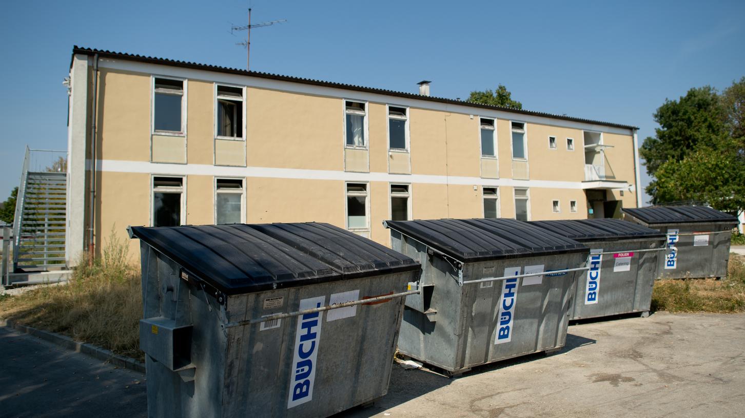 Die Staatsregierung Bayern will mit deutlich mehr Polizeikontrollen die Zahl der Straftaten im Flüchtlingslager Manching senken.