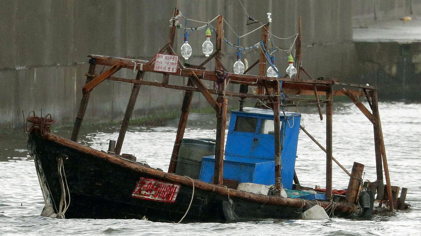 Acht Männer aus Nordkorea hatten beim Fischen Probleme mit ihrem Boot und wurden bis an die Küste Japans abgetrieben.