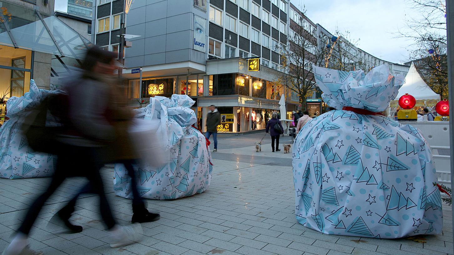 Sicher und noch dazu ganz ansehnlich: In Bochum wurden die Terrorsperren vor dem Weihnachtsmarkt in buntes Geschenkpapier verpackt.