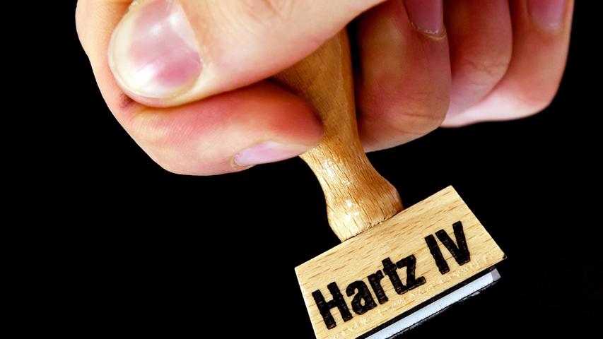 Der monatliche Regelsatz für alleinstehende Hartz-IV-Empfänger steigt zum 1. Januar 2018 von derzeit 409 Euro auf 416 Euro, der Betrag für Paare erhöht sich von 368 Euro auf 374 Euro pro Partner.