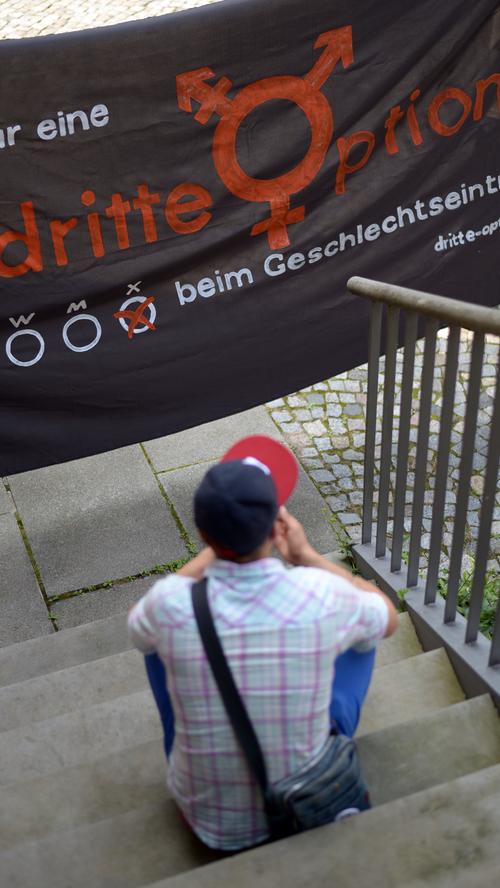 Nach einem Urteil des Bundesverfassungsgerichts in Karlsruhe muss der Gesetzgeber bis Ende 2018 eine Neuregelung schaffen, in die als drittes Geschlecht neben "männlich" und "weiblich" noch etwa "inter", "divers" oder eine andere positive Bezeichnung des Geschlechts aufgenommen wird.