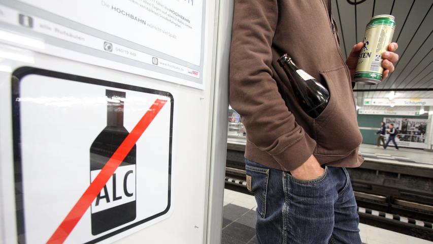 Die Deutsche Bahn führt ein Alkoholverbot auf Regionalstrecken in Norddeutschland ein. Zunächst soll es eine Einführungsphase geben, in der Passagiere lediglich auf das Verbot hingewiesen werden. Später soll dann bei Verstößen auch ein Bußgeld verhängt werden können.