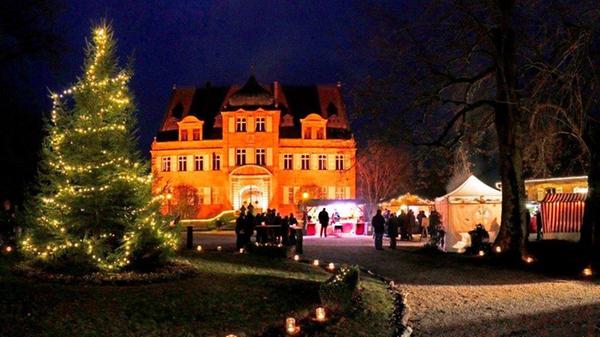 Kunsthandwerk, viele Geschenkideen und ein Posaunenchor erwartet die Besucher des Weihnachtsmarktes auf Schloss Dürrenmungenau vom 8. bis 10. Dezember. Kulinarisch haben die Gutsverwaltung und andere Aussteller ebenfalls gesorgt. Auch der Glühwein darf natürlich nicht fehlen. Öffnungszeiten: Freitag, 8. Dezember, von 16 bis 21 Uhr. Samstag, 9. Dezember, von 13 bis 21 Uhr. Sonntag, 10. Dezember, von 13 bis 19 Uhr. Der Eintritt beträgt 3 Euro. Kinder bis 16 Jahren dürfen den Markt kostenlos besuchen.
