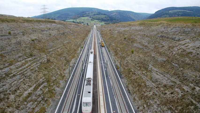 Das Verkehrsprojekt Deutsche Einheit Nr. 8 – VDE8 – ist das größte Infrastrukturprojekt im Bereich Schiene. Es beinhaltet drei Projektabschnitte: VDE 8.1, VDE 8.2 und VDE 8.3. Beim Verkehrsprojekt Deutsche Einheit 8.1 wurde zum einen die 82 kilometerlange Bahnstrecke Nürnberg–Ebensfeld ausgebaut. Zum anderen entstand zwischen Ebensfeld und Erfurt eine komplett neue Strecke. Damit sind die beiden Städte Nürnberg und Erfurt zum ersten Mal direkt miteinander verbunden. 53 von 107 Kilometern fährt der Zug im Tunnel oder über Brücken. Der Abschnitt 8.2. umfasste den Neubau einer zweigleisigen Strecke zwischen Erfurt und Leipzig für den Güter- und Fernverkehr sowie den Ausbau und Neubau von Gleisen zum Bahnhof Halle. Damit Züge so schnell wie möglich fahren können, enthält die Strecke so wenig Kurven wie möglich. Die Neubaustrecke Erfurt-Leipzig/Halle wurde Ende 2015 offiziell eröffnet. Laut der Deutschen Bahn sind Reisende zwischen Dresden und Frankfurt nun eine Stunde schneller am Ziel. Im letzten Teilprojekt VDE 8.3 wurde die Verbindung zwischen Berlin und Halle sowie zwischen Trebitz und Leipzig ausgebaut. Dieser Abschnitt ging bereits 2006 in Betrieb. Die Reisezeit halbierte sich auf etwa 75 Minuten.