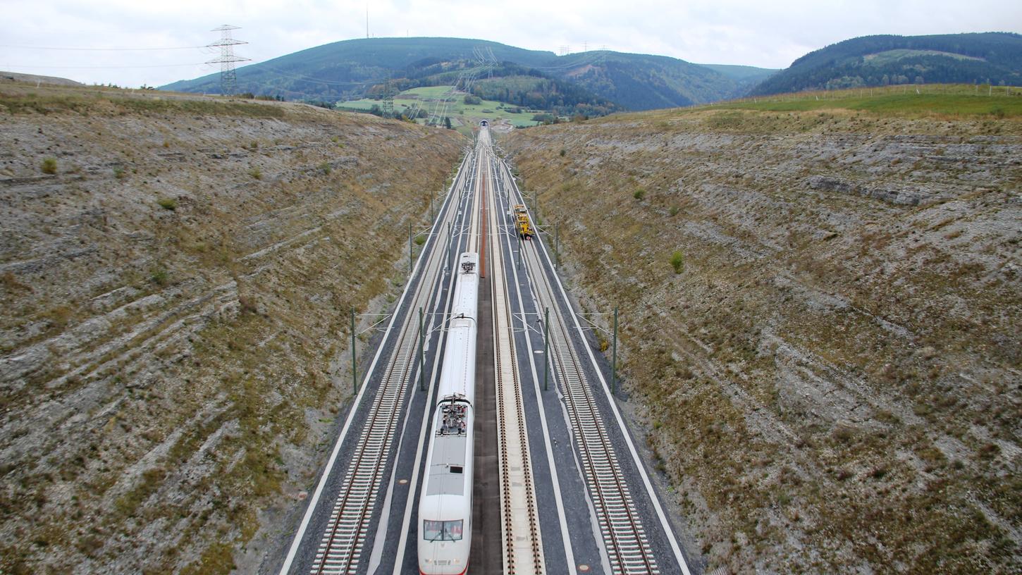 Politik und Bahn haben den Bau der Schnellfahrtstrecke gegen den Widerstand der Hauptbetroffenen entlang der Strecke durchgeboxt. Politik und Bahn haben den Bau der Schnellfahrtstrecke gegen den Widerstand der Hauptbetroffenen entlang der Strecke durchgeboxt.