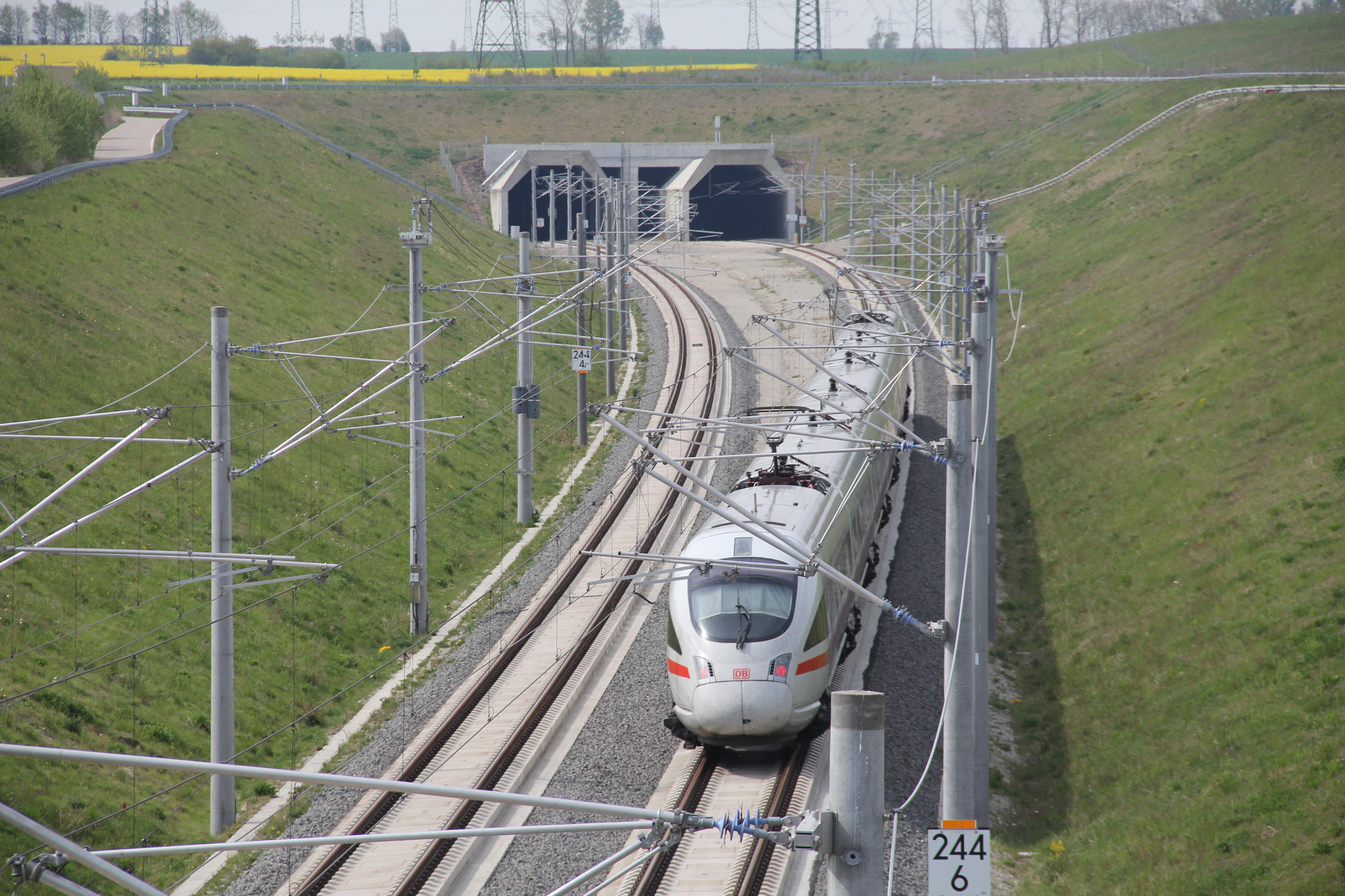 Um die verschiedenen Verkehrsprojekte Deutsche Einheit zu realisieren, sind rund 40 Milliarden Euro notwendig – 20,7 Milliarden Euro fließen allein in den Bereich Schiene. Das Verkehrsprojekt Deutsche Einheit verschlingt zwölf Milliarden Euro. 5,3 Milliarden Euro wurden allein auf dem Abschnitt Nürnberg–Ebensfeld verbaut, 500 Millionen Euro für den Knotenbahnhof Erfurt. Das Geld hat Deutschland nicht allein aufgebracht. Fast 290 Millionen stammen aus dem Europäischen Fonds für regionale Entwicklung. Auch die Deutsche Bahn und mehrere Bundesländer beteiligten sich an den Kosten. Das bayerische Verkehrsministerium betont allerdings, dass nur indirekt Geld in das Projekt investiert wird – zum Beispiel durch die Mitfinanzierung von Maßnahmen, die erst durch VDE 8 möglich werden. "So profitiert die S-Bahn Nürnberg von den Ausbaumaßnahmen", heißt es aus München. Weil auf der Strecke Nürnberg–Ebensfeld nun vier statt zwei Gleise liegen, fährt der S-Bahnverkehr getrennt vom Schienenpersonenfernverkehr (ICE und IC), Nahverkehr (RE und RB) und Güterverkehr. Für die Reisenden bedeutet dies, dass die S-Bahnen häufiger fahren und hoffentlich künftig pünktlicher sind. Geld gab der Freistaat für die Bahnhöfe aus. Die bereits bestehenden Stationen bis Bamberg wurden bis Ende 2010 teilweise neu beziehungsweise umgebaut; die Bahnsteige auf eine Höhe von 76 Zentimeter umgerüstet. Zwischen Erlangen-Bruck und Erlangen entstand der zusätzliche S-Bahn-Halt Paul-Gossen-Straße, der zum Fahrplanwechsel im Dezember 2015 in Betrieb genommen wurde. Den S-Bahn-Ausbau zwischen Nürnberg und Bamberg fördert der Freistaat Bayern mit rund 73 Millionen Euro.
