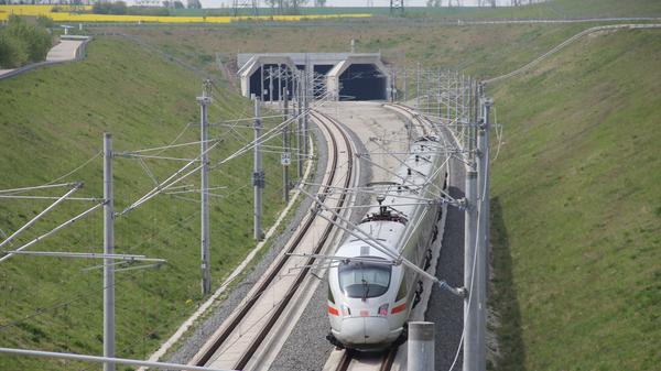 Um die verschiedenen Verkehrsprojekte Deutsche Einheit zu realisieren, sind rund 40 Milliarden Euro notwendig – 20,7 Milliarden Euro fließen allein in den Bereich Schiene. Das Verkehrsprojekt Deutsche Einheit verschlingt zwölf Milliarden Euro. 5,3 Milliarden Euro wurden allein auf dem Abschnitt Nürnberg–Ebensfeld verbaut, 500 Millionen Euro für den Knotenbahnhof Erfurt. Das Geld hat Deutschland nicht allein aufgebracht. Fast 290 Millionen stammen aus dem Europäischen Fonds für regionale Entwicklung. Auch die Deutsche Bahn und mehrere Bundesländer beteiligten sich an den Kosten. Das bayerische Verkehrsministerium betont allerdings, dass nur indirekt Geld in das Projekt investiert wird – zum Beispiel durch die Mitfinanzierung von Maßnahmen, die erst durch VDE 8 möglich werden. "So profitiert die S-Bahn Nürnberg von den Ausbaumaßnahmen", heißt es aus München. Weil auf der Strecke Nürnberg–Ebensfeld nun vier statt zwei Gleise liegen, fährt der S-Bahnverkehr getrennt vom Schienenpersonenfernverkehr (ICE und IC), Nahverkehr (RE und RB) und Güterverkehr. Für die Reisenden bedeutet dies, dass die S-Bahnen häufiger fahren und hoffentlich künftig pünktlicher sind. Geld gab der Freistaat für die Bahnhöfe aus. Die bereits bestehenden Stationen bis Bamberg wurden bis Ende 2010 teilweise neu beziehungsweise umgebaut; die Bahnsteige auf eine Höhe von 76 Zentimeter umgerüstet. Zwischen Erlangen-Bruck und Erlangen entstand der zusätzliche S-Bahn-Halt Paul-Gossen-Straße, der zum Fahrplanwechsel im Dezember 2015 in Betrieb genommen wurde. Den S-Bahn-Ausbau zwischen Nürnberg und Bamberg fördert der Freistaat Bayern mit rund 73 Millionen Euro.