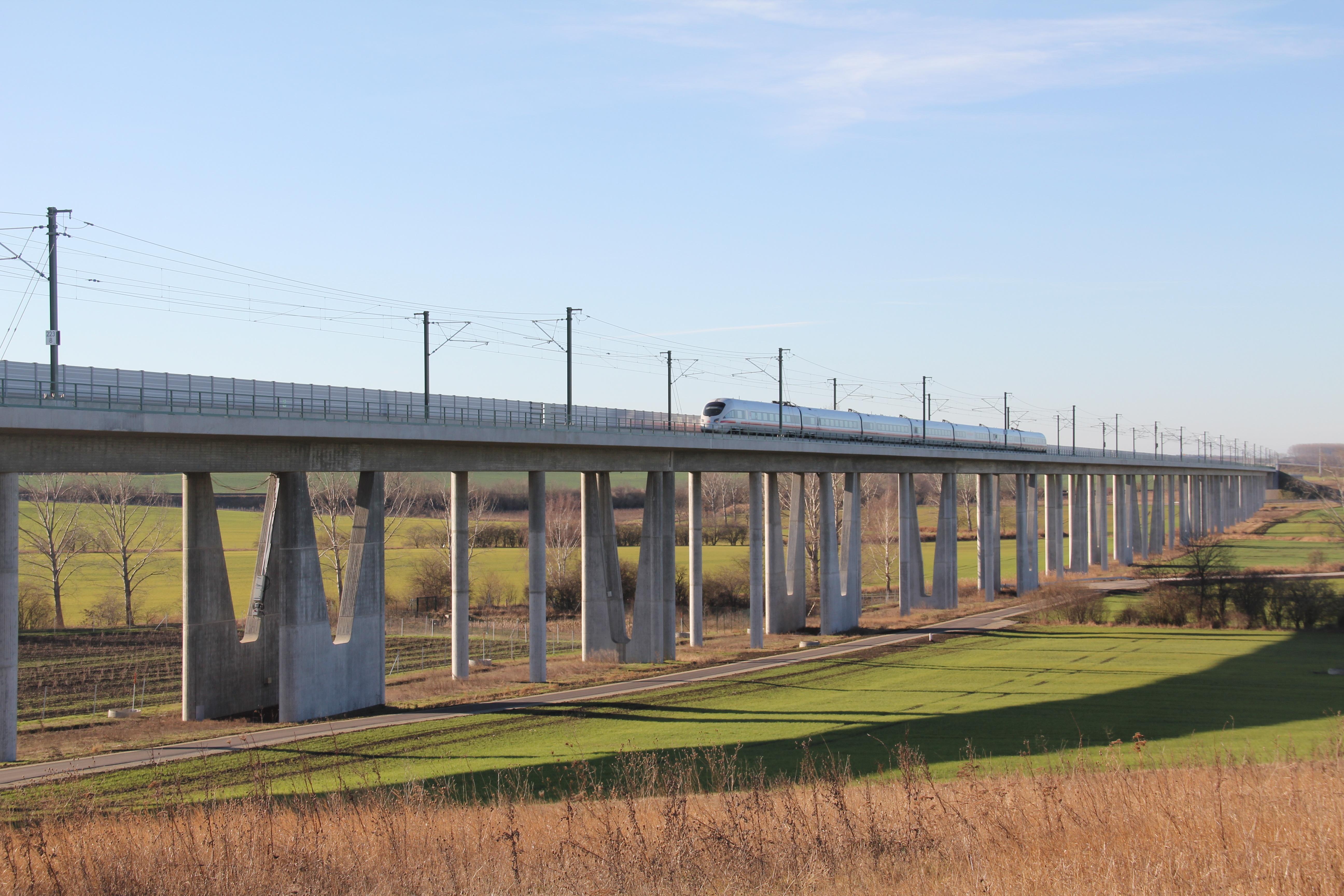 Die Deutsche Bahn hofft, dass sie von der Schnellstrecke profitieren wird. Laut DB-Prognose wird die Bahn die "erste Wahl" werden, um die Distanz zwischen Berlin und München zu bewältigen. Zwar ist der Flieger mit knapp einer Stunde Flugzeit wesentlich schneller am Ziel, doch Bahnvertreter weisen darauf hin, dass hier noch die Zeit für die Fahrt zum Flughafen und das Einchecken hinzugerechnet werden müssen. Das Verkehrsunternehmen hofft, die Nachfrage auf dem Abschnitt Erfurt–Nürnberg zu verdoppeln. "Zwischen Berlin und München gehen wir davon aus, dass wir den Marktanteil von derzeit 20 Prozent auf 40 verdoppeln werden", heißt es in Bahnunterlagen zum Projekt VDE 8. Laut Angaben der Deutschen Bahn werden 17 Millionen Menschen direkt von dem Projekt VDE 8 profitieren – primär Berlin und München. Ein ICE-Sprinter wird die Strecke zwischen den beiden Städten in knapp vier Stunden schaffen. Auch in Nürnberg hält der Sprinter, so dass auch von hier aus die Bundeshauptstadt schnell erreicht wird. Profiteure sind auch Halle und Erfurt. Letztgenannte Stadt wird zum neuen Fernverkehrsdrehkreuz Mitteldeutschlands. Die Zahl der ICE-Abfahrten pro Tag steigt um 70 Prozent auf etwa 80 Abfahrten. Verlierer sind Jena und Naumburg, wo nicht mehr stündlich ein ICE Richtung Berlin oder München hält. Von Ingolstadt wird es kaum noch Direktverbindungen nach Berlin geben.