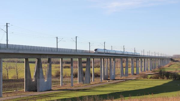Die Deutsche Bahn hofft, dass sie von der Schnellstrecke profitieren wird. Laut DB-Prognose wird die Bahn die "erste Wahl" werden, um die Distanz zwischen Berlin und München zu bewältigen. Zwar ist der Flieger mit knapp einer Stunde Flugzeit wesentlich schneller am Ziel, doch Bahnvertreter weisen darauf hin, dass hier noch die Zeit für die Fahrt zum Flughafen und das Einchecken hinzugerechnet werden müssen. Das Verkehrsunternehmen hofft, die Nachfrage auf dem Abschnitt Erfurt–Nürnberg zu verdoppeln. "Zwischen Berlin und München gehen wir davon aus, dass wir den Marktanteil von derzeit 20 Prozent auf 40 verdoppeln werden", heißt es in Bahnunterlagen zum Projekt VDE 8. Laut Angaben der Deutschen Bahn werden 17 Millionen Menschen direkt von dem Projekt VDE 8 profitieren – primär Berlin und München. Ein ICE-Sprinter wird die Strecke zwischen den beiden Städten in knapp vier Stunden schaffen. Auch in Nürnberg hält der Sprinter, so dass auch von hier aus die Bundeshauptstadt schnell erreicht wird. Profiteure sind auch Halle und Erfurt. Letztgenannte Stadt wird zum neuen Fernverkehrsdrehkreuz Mitteldeutschlands. Die Zahl der ICE-Abfahrten pro Tag steigt um 70 Prozent auf etwa 80 Abfahrten. Verlierer sind Jena und Naumburg, wo nicht mehr stündlich ein ICE Richtung Berlin oder München hält. Von Ingolstadt wird es kaum noch Direktverbindungen nach Berlin geben.