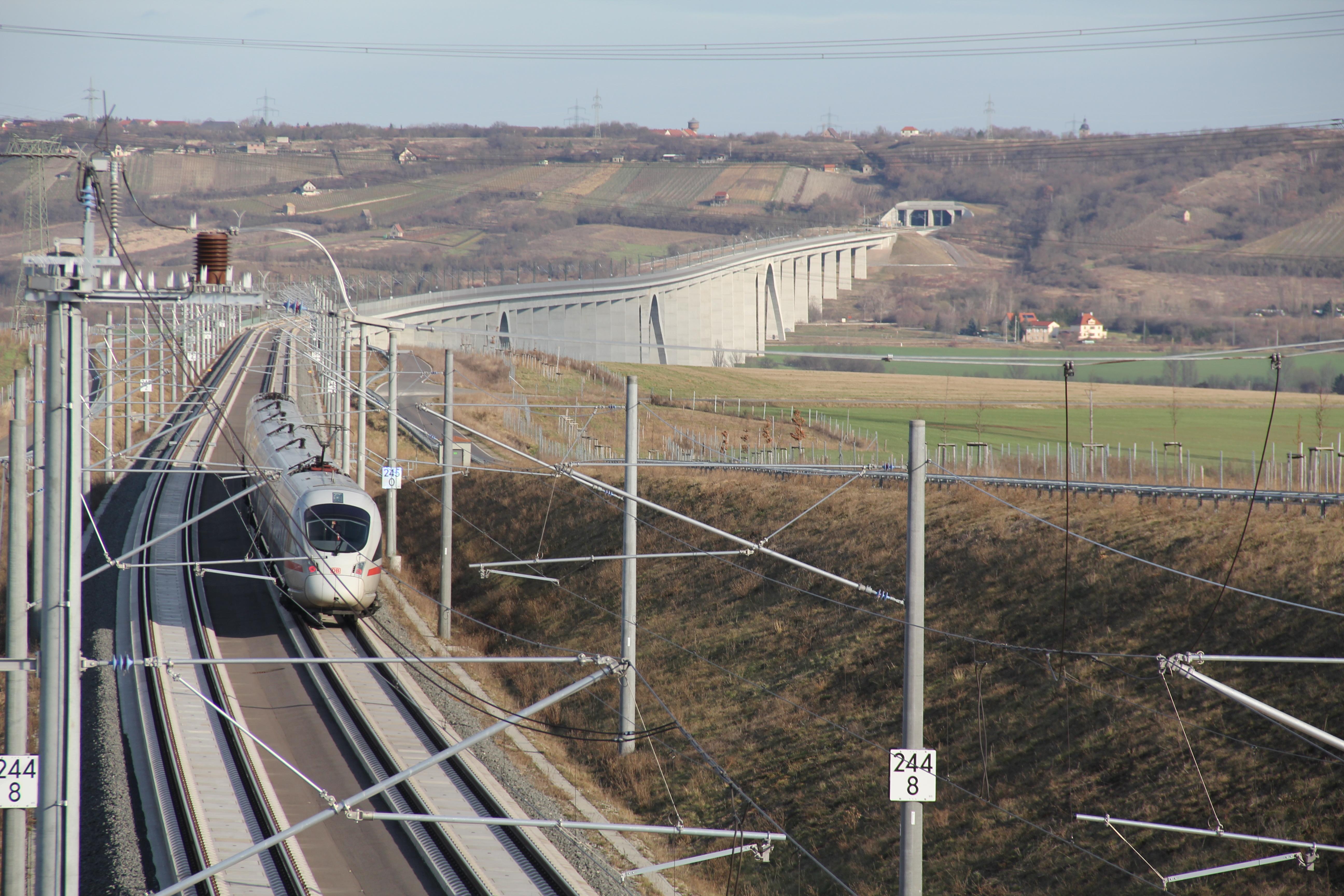 Die Sprinter, die mit einer Geschwindigkeit von bis zu 300 km/h unterwegs sein werden, fahren in Berlin und München jeweils gegen 6, 12 und 18 Uhr los. Ab Nürnberg und Halle verlassen die Züge den Bahnhof gegen 7, 13 und 19 Uhr nach Berlin beziehungsweise München. "Bei entsprechender Nachfrage ist es grundsätzlich möglich, die Zahl der Sprinterverbindungen auszuweiten", heißt es in Bahnunterlagen. Bei den drei Zugpaaren des ICE-Sprinters handelt es sich um modernisierte ICE 3. Seit Dezember werden auf der Strecke auch die neuen ICE 4 eingesetzt. Hier können zum ersten Mal auch Fahrräder mitgenommen werden.