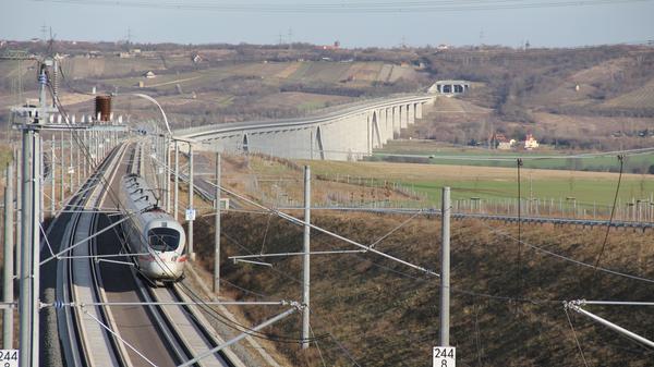Die Sprinter, die mit einer Geschwindigkeit von bis zu 300 km/h unterwegs sein werden, fahren in Berlin und München jeweils gegen 6, 12 und 18 Uhr los. Ab Nürnberg und Halle verlassen die Züge den Bahnhof gegen 7, 13 und 19 Uhr nach Berlin beziehungsweise München. "Bei entsprechender Nachfrage ist es grundsätzlich möglich, die Zahl der Sprinterverbindungen auszuweiten", heißt es in Bahnunterlagen. Bei den drei Zugpaaren des ICE-Sprinters handelt es sich um modernisierte ICE 3. Seit Dezember werden auf der Strecke auch die neuen ICE 4 eingesetzt. Hier können zum ersten Mal auch Fahrräder mitgenommen werden.
