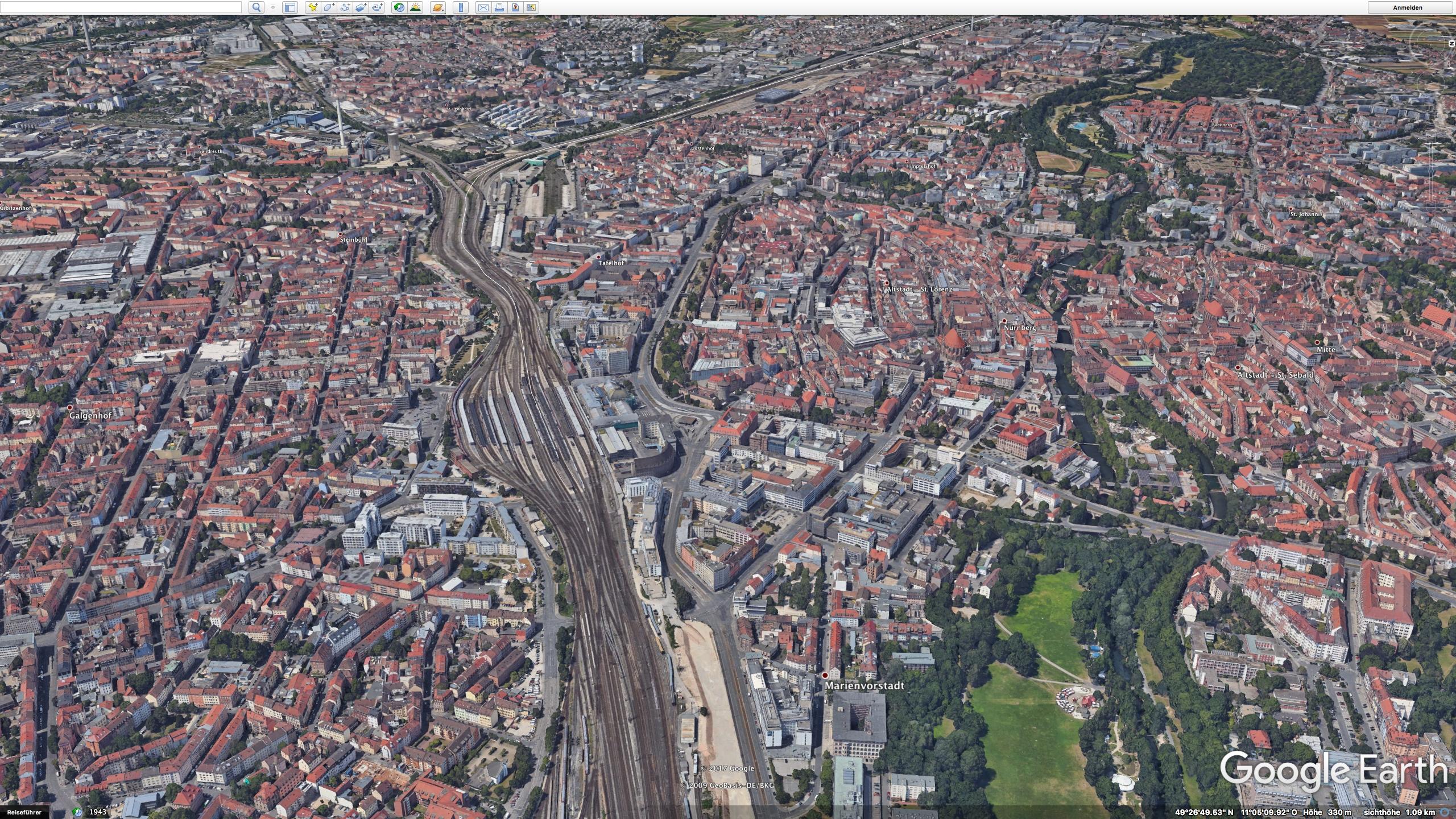 Zwischen Nürnberg und dem oberfränkischen Ebensfeld standen dem Bahnverkehr früher zwei Gleise zur Verfügung. In den vergangenen Jahren wurden zwei weitere gebaut. So müssen sich die verschiedenen Verkehrsmittel – Güterzüge, ICE oder S-Bahnen – nicht mehr ein Gleis je Richtung teilen. Der ICE kann hier mit bis zu 300 km/h unterwegs sein. Zwischen Erlangen und Forchheim kann die S-Bahn nun auf eigenen Gleisen fahren – Verspätungen anderer Züge wirken sich nicht mehr auf ihren Takt aus. In den vergangenen Jahren wurden Bahnhöfe umgebaut und Lärmschutzwände errichtet. Reisende mussten immer wieder viel Geduld aufbringen, weil Teile der Strecke teilweise oder zeitweise komplett gesperrt waren. Die längste Sperrung – sechs Wochen – gab es 2016 zwischen Hallstadt und Bad Staffelstein.
